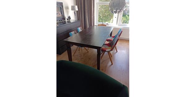 Grote massief houten tafel