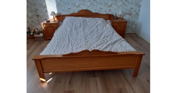 Gratis afhalen: Twee persoons eiken houten bed met nachtkastjes