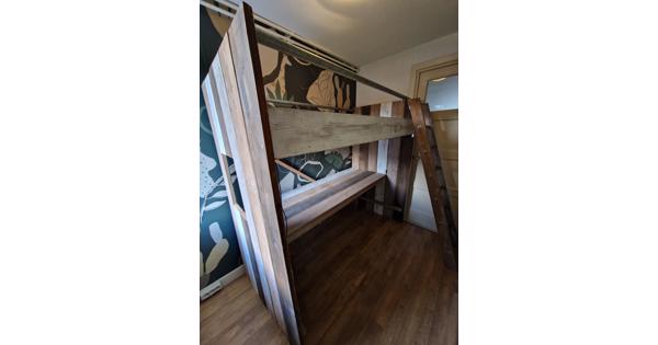 Hoogslaper met bureau