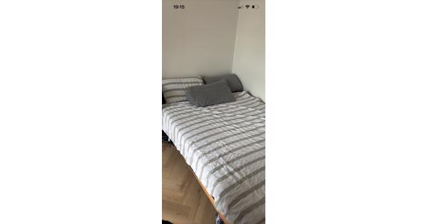 Gratis Bed with two pillows, sheets and a blanket