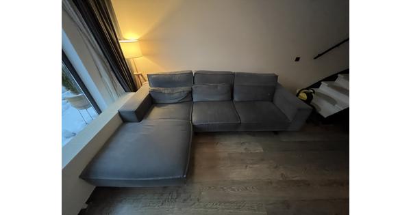 Comfortabele bank met gebruikssporen