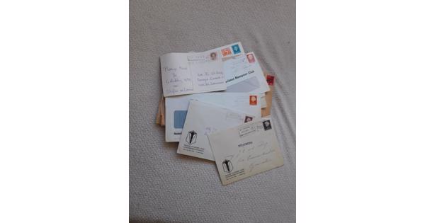 Verzameling enveloppen en kaarten met gelegenheidsstempels