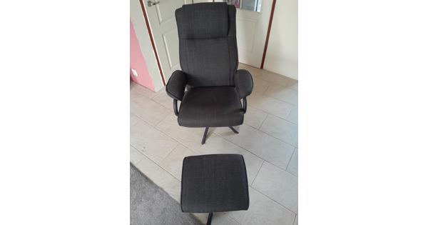Zo goed als nieuw Donkergrijze Bureaustoel met krukje