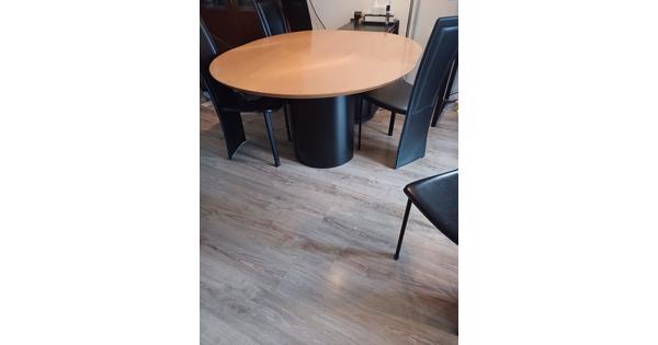 Ovalen tafel met 6 stoelen zwart/hout