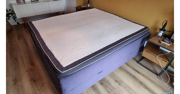 Heerlijk, goed en schoon bed. Boxspring met veel ruimte eronder