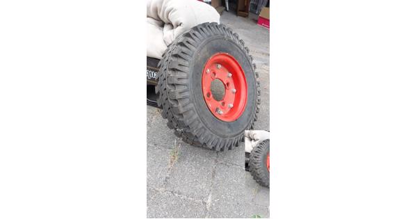 3 trailer banden met velg