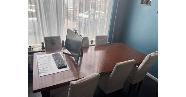 Houten tafel met 6 stoelen