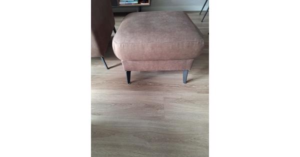 2 2persoonsbanken, hocker bruin. dienblad, tafel zwart