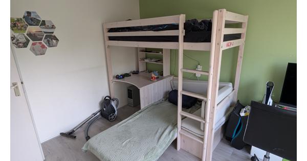 Hoogslaper met bureau en schoon matras