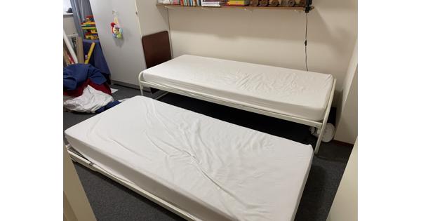 Twee bedden met twee matrassen (inschuifbaar)