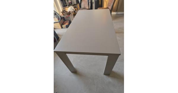 Grijze eettafel