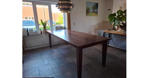 Eikenhouten eettafel voor 6-8 personen