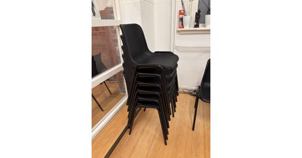 10x stapelbare zwarte kantinestoelen met PVC kuip. 