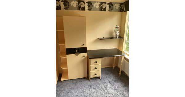 Garderobe kast met legplanken