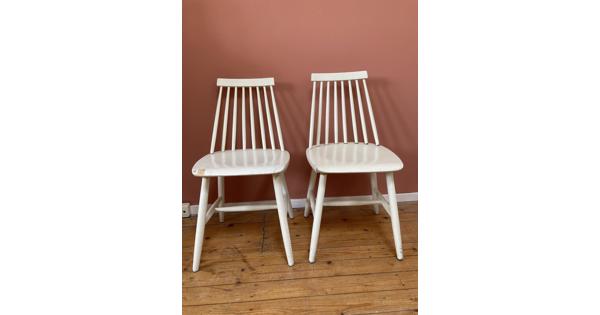 twee leuke houten witte stoelen