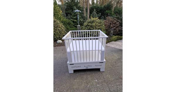 In hoogte verstelbare box met lade