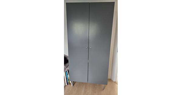 Kledingkast grijs IKEA hanggedeelte en 2 planken