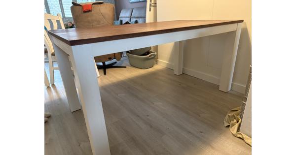 Eettafel met bruin blad en witte poten