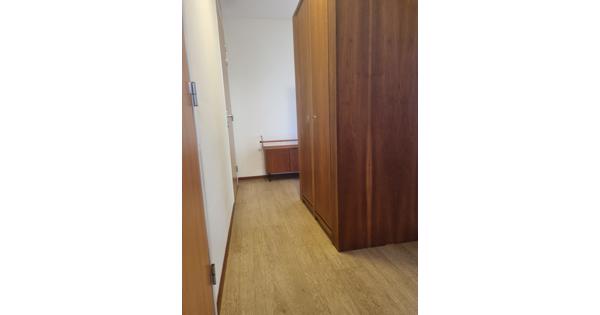 Hoge houten kast