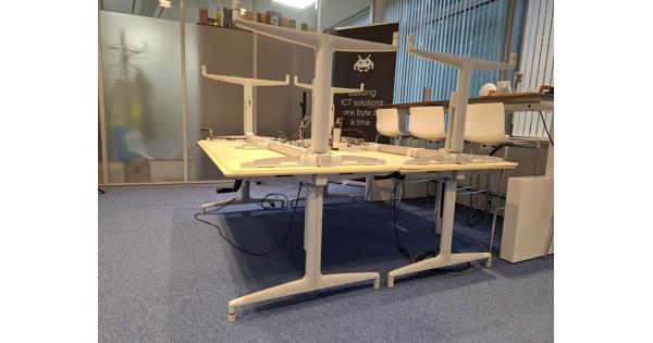 4 verstelbare kantoor tafels