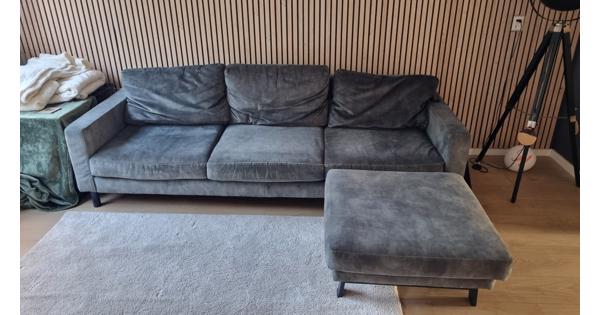 Groene fluwelen driezitsbank met hocker