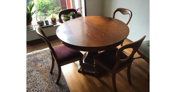 Ronde salontafel met vier stoelen
