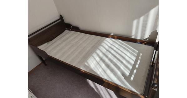 Eenpersoonsbed (ook seniorenbed) compleet met matras en lattenbodem in zeer goede staat