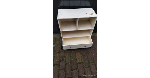 Hnadig klein, wit houten kastje.  Hoog 60 cm, diep 28 cm, breed 52 cm