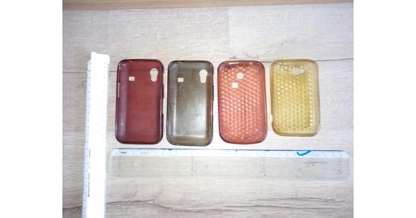 Diverse telefoonhoesjes.  Breedte: allen 6 cm Lengte: gele 10,5 cm, roze 11 cm, grijze en rode 11,5 cm.