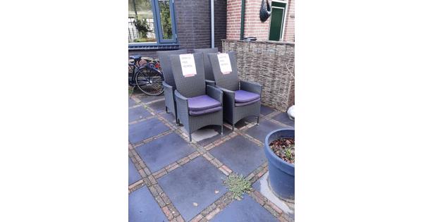 4 tuinstoelen en een tafel