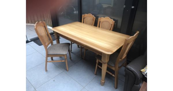 Eettafel plus 4 stoelen