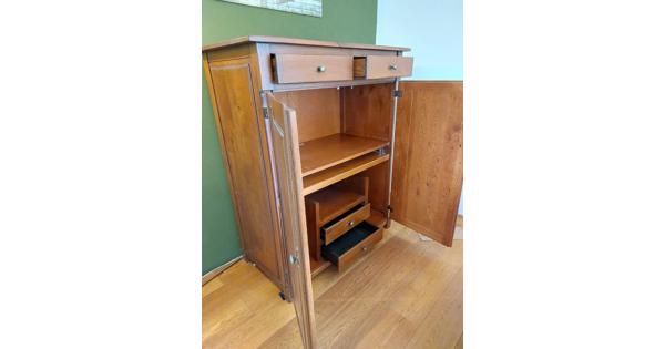 Mooie ruime houten computerkast