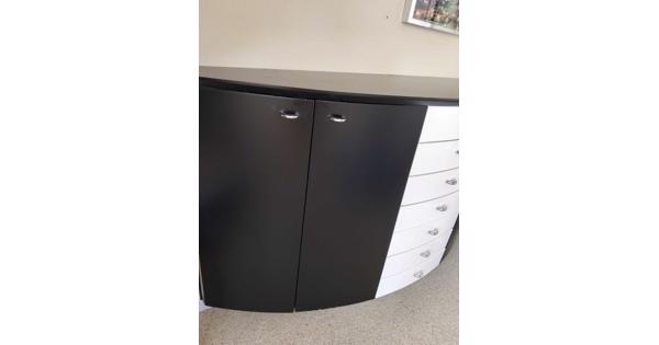 Zwevende wandkast halfrond zwart wit design