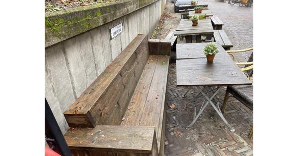 3 picknicktafels en bank