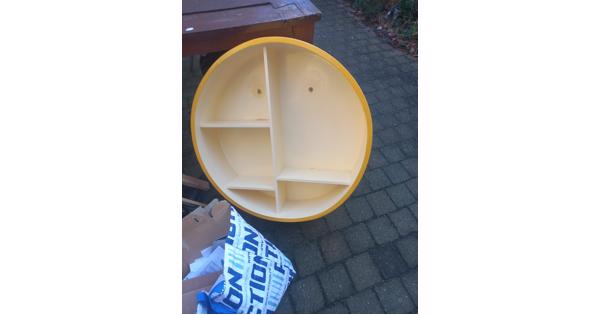 2 kasten rond, wat beschadigd