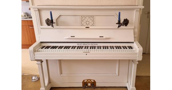 Antieke ivoorkleurige piano