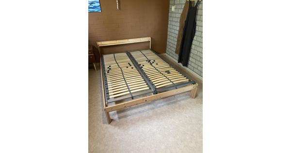 Ikea NEIDEN bedframe + lattenbodem 140x200