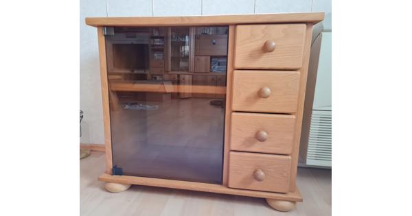 Kastje met glazen deurtjes en vier laadjes