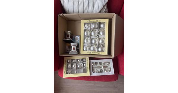 Kerstballen. En 2 kaarsen standaards. 