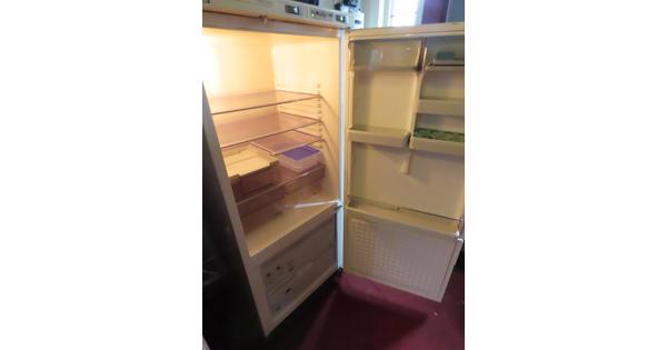 Ronde glazen salontafel met rieten mand