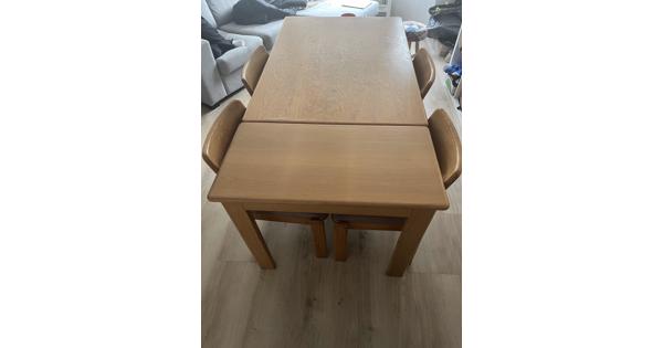 Houten vintage tafel met 4 stoelen en uitschuifstuk