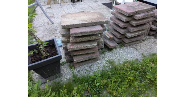 rode betontegels van 60 x 40 x 5