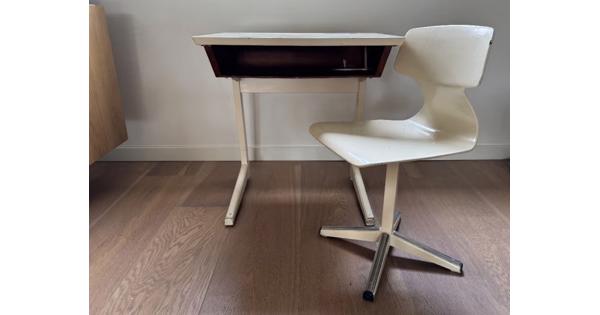 Vintage kinderbureau met bijpassende stoel | retro bureau