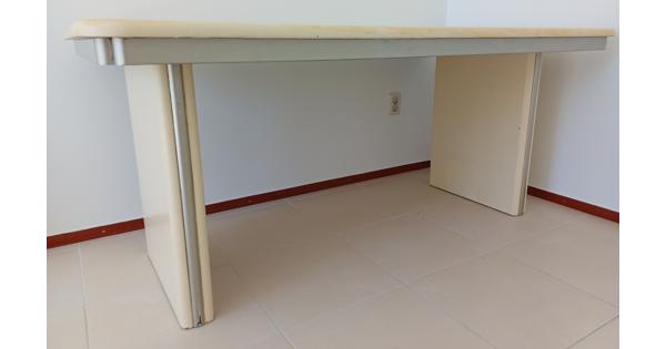 Een stevige mdf tafel. De poten kunnen worden afgeschroefd.