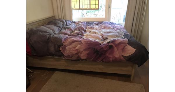 Bed frame van licht hout en 2 losse matrassen