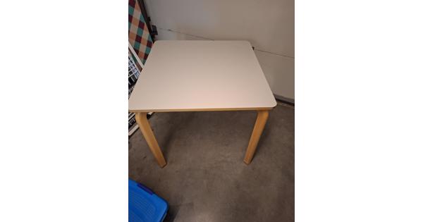 Tafel met wit formicablad en beuken poten