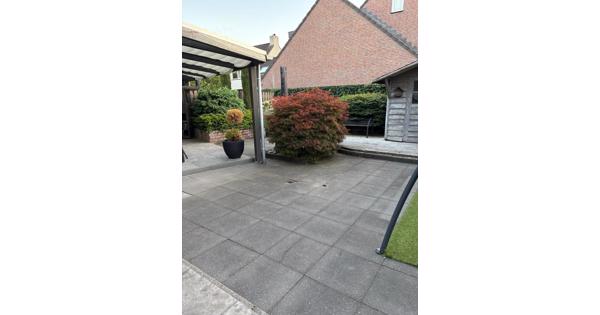 85 terrastegels en 125 betontegels