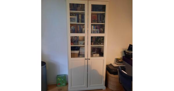 Witte vitrinekast