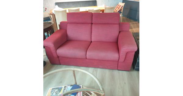 Rode tweezitsbank met hoge rugleuning