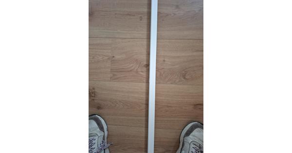 ongeveer 90 mdf latjes, wit, 240 cm lang